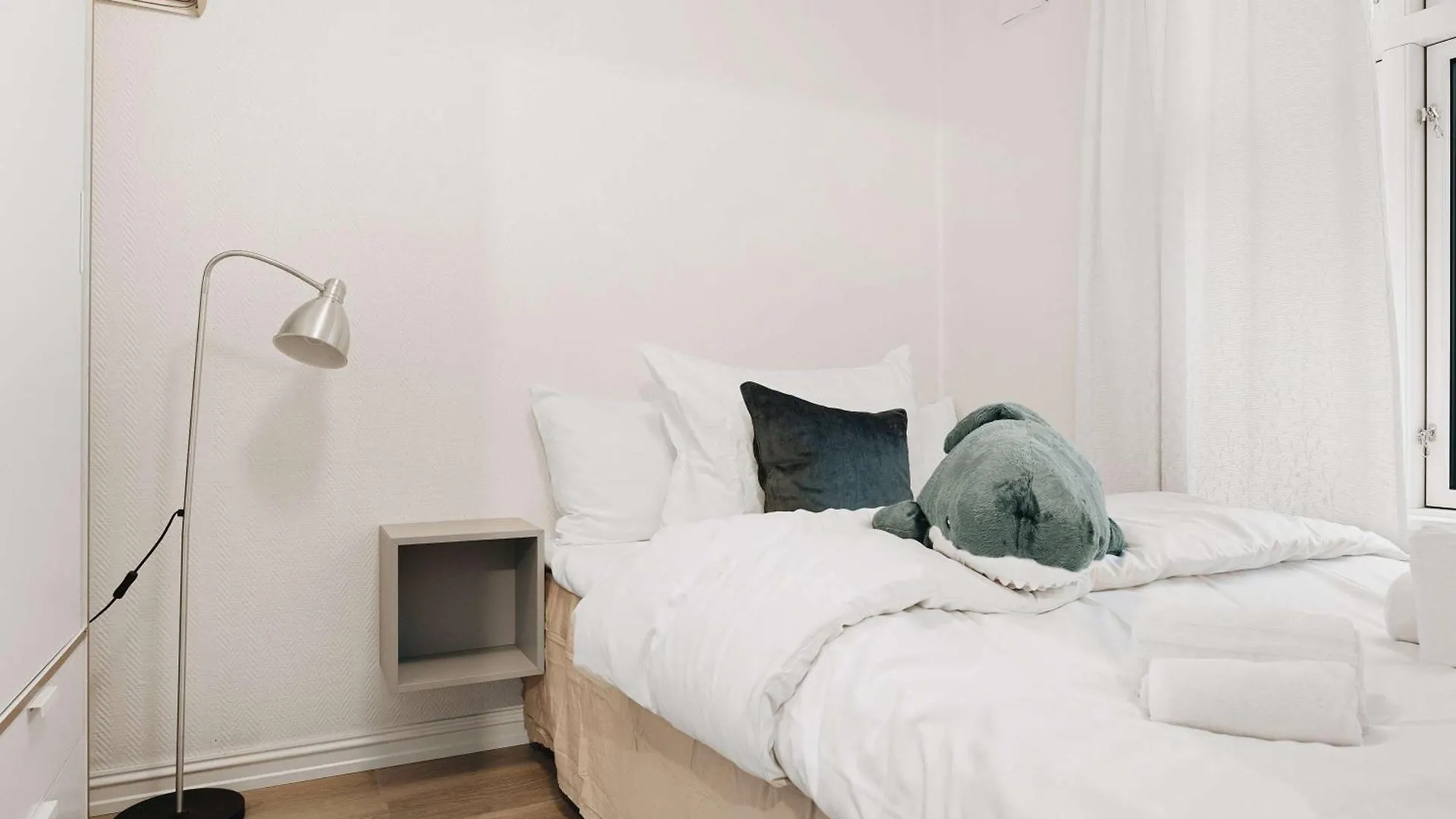Dinbnb Home - History Meets Modern I 3-Story Bergen House Holiday home