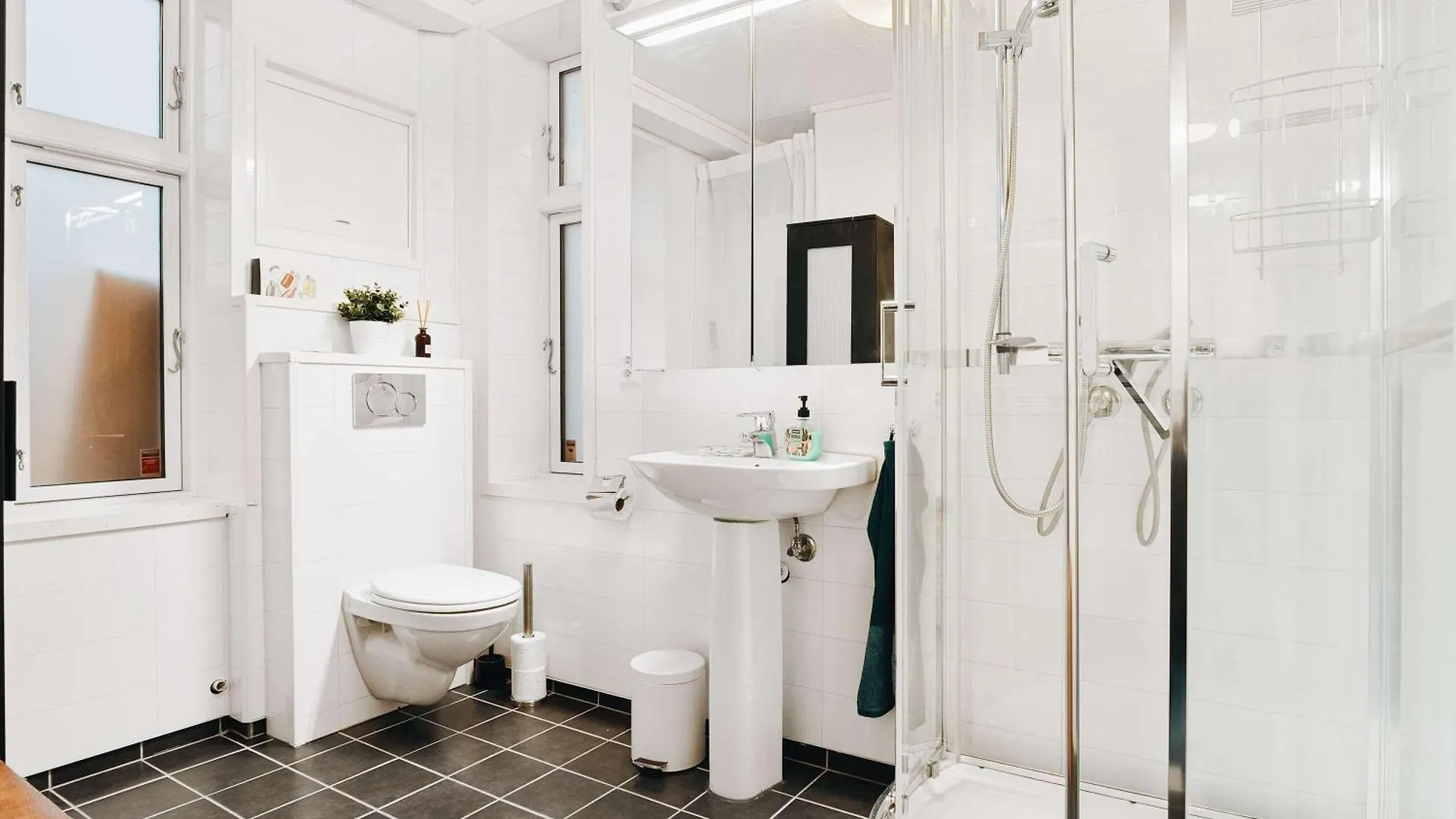 Dinbnb Home - History Meets Modern I 3-Story Bergen House 0*,